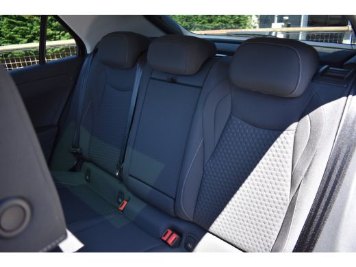 Volkswagen T-Roc 1.5 eTSI 115PK DSG Life First Edition | Multimedia Pakket | Dode-hoek detectie | Elektrisch wegkl... ActivLease financial lease