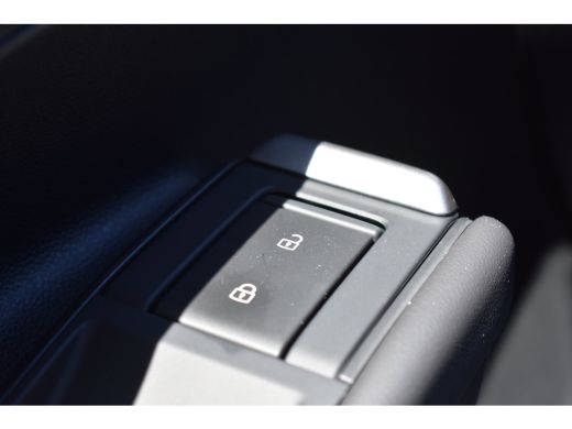 Volkswagen T-Roc 1.5 eTSI 115PK DSG Life First Edition | Multimedia Pakket | Dode-hoek detectie | Elektrisch wegkl... ActivLease financial lease