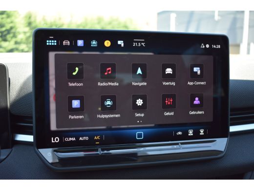 Volkswagen T-Roc 1.5 eTSI 115PK DSG Life First Edition | Multimedia Pakket | Dode-hoek detectie | Elektrisch wegkl... ActivLease financial lease