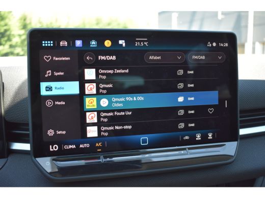 Volkswagen T-Roc 1.5 eTSI 115PK DSG Life First Edition | Multimedia Pakket | Dode-hoek detectie | Elektrisch wegkl... ActivLease financial lease