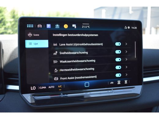 Volkswagen T-Roc 1.5 eTSI 115PK DSG Life First Edition | Multimedia Pakket | Dode-hoek detectie | Elektrisch wegkl... ActivLease financial lease