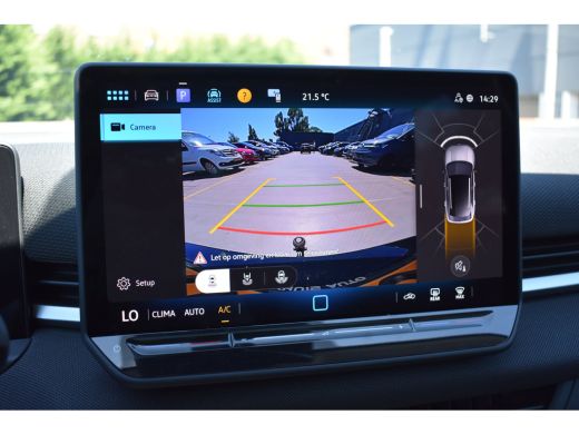 Volkswagen T-Roc 1.5 eTSI 115PK DSG Life First Edition | Multimedia Pakket | Dode-hoek detectie | Elektrisch wegkl... ActivLease financial lease