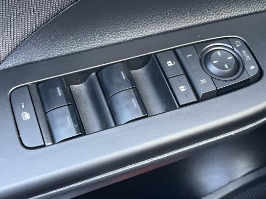 Toyota C-HR 1.8 Hybrid 140 Dynamic | Navigatie | Parkeersensoren | Carplay | Adaptive cruise control | ActivLease financial lease