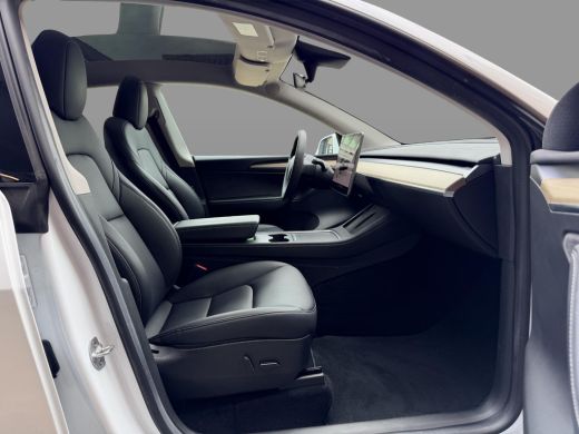 Tesla Model Y RWD 58 kWh SoH 94,5% / Trekhaak / Panoramadak / Warmtepomp / Memory / Stoelverwarming en Ventilat... ActivLease financial lease