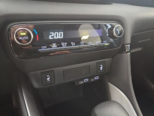 Toyota Yaris 1.5 Hybrid 115 Active stoelverwarming / stuurverwarming/ apple carplay / android auto ActivLease financial lease