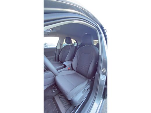 Volkswagen T-Roc Life First Edition Inclusief &euro;2000,- inruilvoordeel | 'App-Connect' draadloze smartphone integrat... ActivLease financial lease