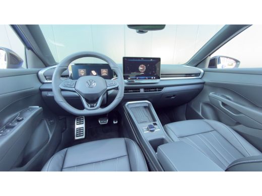 Volkswagen T-Roc R-Line First Edition Inclusief &euro;2000,- inruilvoordeel | 'App-Connect' draadloze smartphone integr... ActivLease financial lease