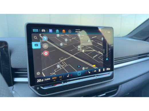 Volkswagen T-Roc R-Line First Edition Inclusief &euro;2000,- inruilvoordeel | 'App-Connect' draadloze smartphone integr... ActivLease financial lease