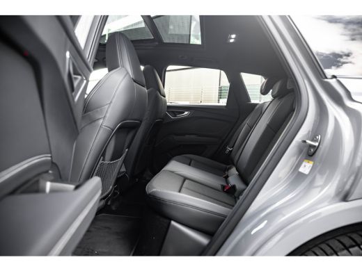 Audi Q4 e-tron S edition | Achterklep, automatisch bedienbaar | Achteruitrijcamera | Adaptive cruise control ActivLease financial lease