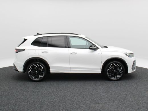 Volkswagen Tiguan 1.5 eHybrid 272 Pk Automaat R-Line Edition | Black Style | Panoramadak | Stoelverwarming | Trekha... ActivLease financial lease