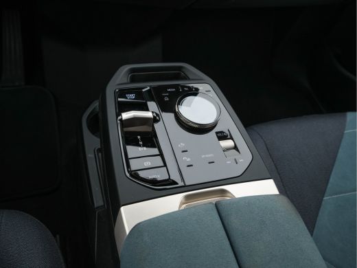 BMW iX xDrive40 Business Edition Plus 77 kWh [ 3-Fase ] {SOH-100%} (INCL-BTW) *PANO | HEAD-UP | TOPVIEW ... ActivLease financial lease