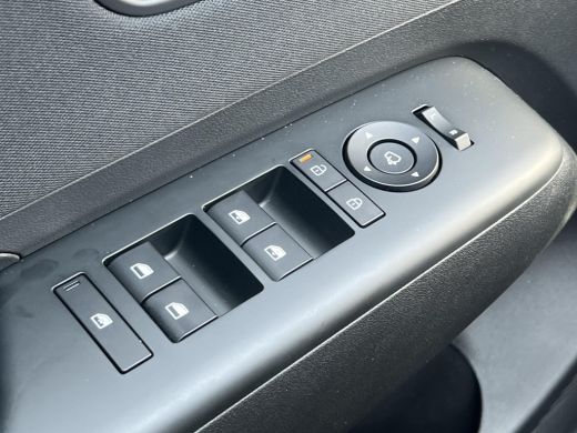 Hyundai Kona Long Range Pure Edition 64.8 kWh | Parkeersensoren voor en achter | Adaptieve Cruise Control | Ke... ActivLease financial lease