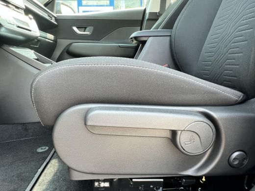 Hyundai Kona Long Range Pure Edition 64.8 kWh | Parkeersensoren voor en achter | Adaptieve Cruise Control | Ke... ActivLease financial lease
