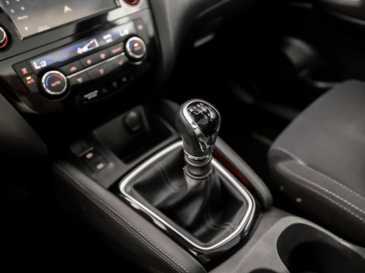 Nissan QASHQAI 1.2 N-Connecta (PANORAMADAK, NAVIGATIE, 360 CAMERA, GETINT GLAS, SPORTSTOELEN, STOELVERWARMING, C... ActivLease financial lease