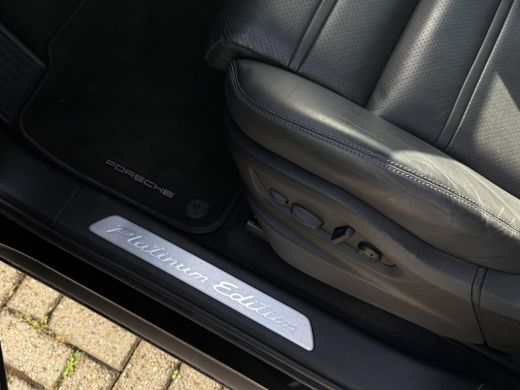 Porsche Cayenne 3.0 E-Hybrid Platinum Edition Sport uitlaat | Pano | Lucht | Trekhaak ActivLease financial lease