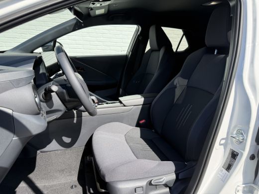 Toyota C-HR 1.8 Hybrid 140 Dynamic | ACC | CarPlay | Camera | Keyless | 18 inch ActivLease financial lease