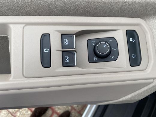 Volkswagen Multivan 1.4 eHybrid L1H1 Life | Trekhaak | LED Matrix | ACC | Side assist | Stuurverwarming | 7 Pers. | 2... ActivLease financial lease