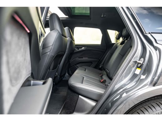 Audi Q4 e-tron S edition | Achterklep, automatisch bedienbaar | Achteruitrijcamera | Adaptive cruise control ActivLease financial lease