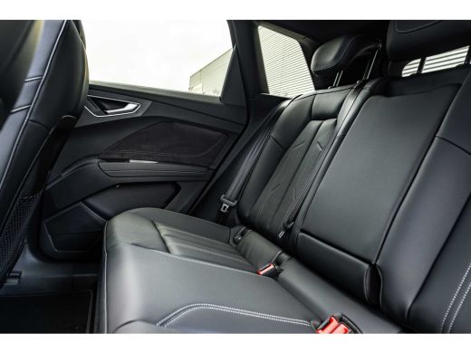 Audi Q4 e-tron S edition | Achterklep, automatisch bedienbaar | Achteruitrijcamera | Adaptive cruise control ActivLease financial lease