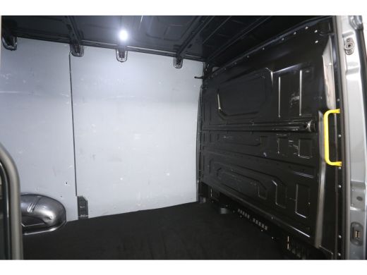 Volkswagen Crafter 2.0 TDI L3H3 177PK | 3000kg Trekgew. | DSG | Airco | Cruise | Camera | Carplay | 3 Zits | Trekhaak ActivLease financial lease