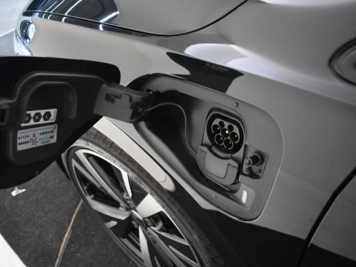 Volkswagen Golf 1.5 eHybrid Life Edition 204Pk DSG/AUTO | Glazen panorama-dak | Achteruitrijcamera | Cruise contr... ActivLease financial lease