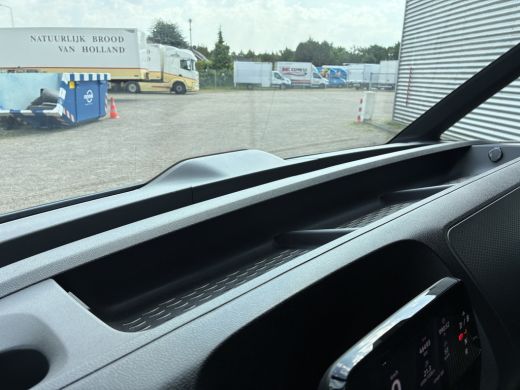 Volkswagen ID. Buzz Cargo Cargo 77kWh 204PK Cruise Trekhaak Carplay Camera Voorruitverwarming ActivLease financial lease