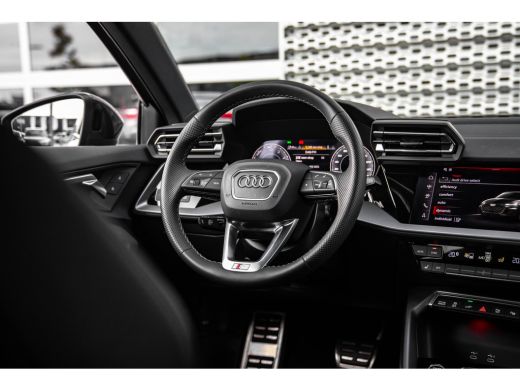 Audi A3 Sportback 40 TFSI e S edition | Panoramadak | Sonos | Head Up Display | Stoelverwarming | Achteru... ActivLease financial lease