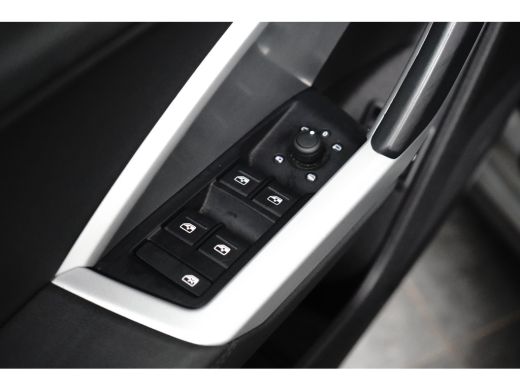 Audi Q3 45 245PK S-Tronic TFSI e | PDC V+A | App connect | Lederen stoelen zwart | Stoelverwarming voor ActivLease financial lease