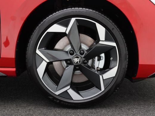 Skoda Superb Combi 1.5 TSi 204 Pk PHEV Sportline Business | Panoramadak | Trekhaak | Head-Up | 19 Inch | Stoel... ActivLease financial lease