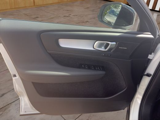 Volvo  XC40 2.0 B4 Plus Dark | BLIS | Cruise control | Camera | Keyless start / entry |  DAB | Trekhaak | ActivLease financial lease