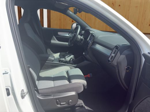 Volvo  XC40 2.0 B4 Plus Dark | BLIS | Cruise control | Camera | Keyless start / entry |  DAB | Trekhaak | ActivLease financial lease