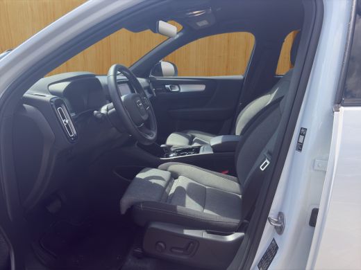 Volvo  XC40 2.0 B4 Plus Dark | BLIS | Cruise control | Camera | Keyless start / entry |  DAB | Trekhaak | ActivLease financial lease