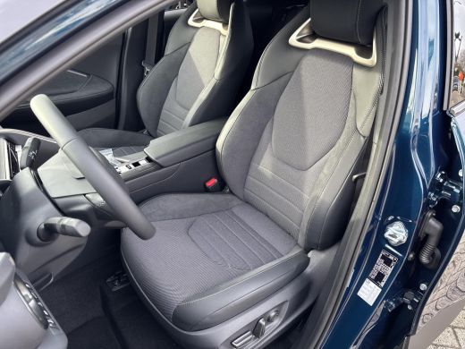 Toyota C-HR 2.0 Plug-in Hybrid 220 Executive ActivLease financial lease