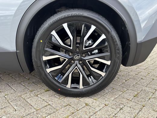 Toyota C-HR+ First Edition 77 kWh | Warmte Pomp | 20" LM velgen | ActivLease financial lease