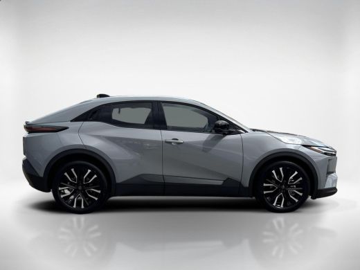 Toyota C-HR+ First Edition 77 kWh | Warmte Pomp | 20" LM velgen | ActivLease financial lease