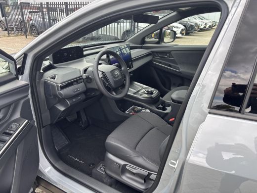 Toyota C-HR+ First Edition 77 kWh | Warmte Pomp | 20" LM velgen | ActivLease financial lease