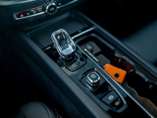 Volvo  XC60 2.0 T6 Plug-in hybrid AWD Plus Black Edition | Pano | Trekhaak wegkl. | Facelift | 360 Camera | H... ActivLease financial lease