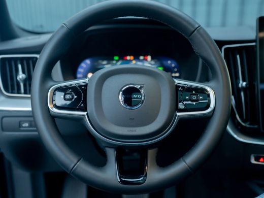 Volvo  XC60 2.0 T6 Plug-in hybrid AWD Plus Black Edition | Pano | Trekhaak wegkl. | Facelift | 360 Camera | H... ActivLease financial lease