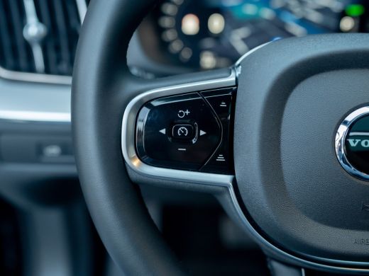 Volvo  XC60 2.0 T6 Plug-in hybrid AWD Plus Black Edition | Pano | Trekhaak wegkl. | Facelift | 360 Camera | H... ActivLease financial lease