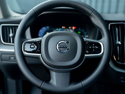 Volvo  XC60 2.0 T8 Plug-in hybrid AWD Plus Dark | Pano | Trekhaak wegkl. | 360 Camera | Head Up | Harman/ Kar... ActivLease financial lease