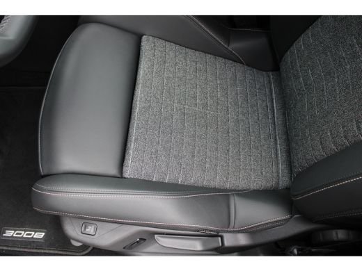 Peugeot e-3008 Allure Avantage 210 73 kWh | Navigatie | Warmtepomp | Trekhaak | All season | Camera 360 | Stoelv... ActivLease financial lease