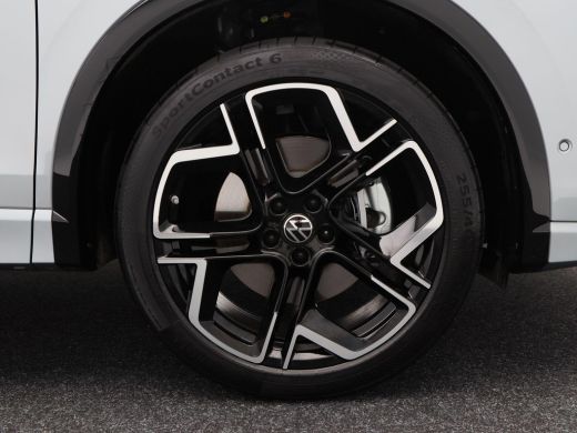 Volkswagen Tiguan 1.5 eHybrid 272 Pk Automaat R-Line Edition | Black Style | Trekhaak | Panorama dak | Stoelverwarm... ActivLease financial lease
