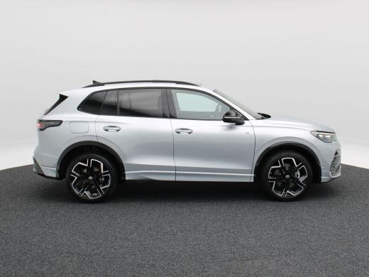 Volkswagen Tiguan 1.5 eHybrid 272 Pk Automaat R-Line Edition | Black Style | Trekhaak | Panorama dak | Stoelverwarm... ActivLease financial lease