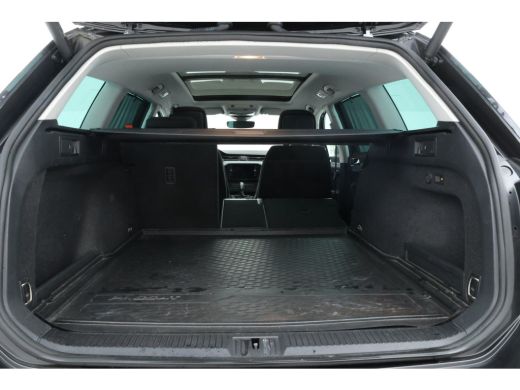 Volkswagen Passat Variant 1.6 TDI Elegance Business R Automaat, Panorama, Trekhaak! ActivLease financial lease