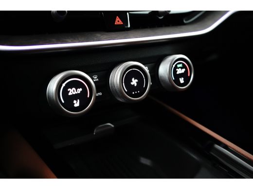 Skoda Superb Combi 1.5 TSI PHEV 204pk Laurin & Klement | Trekhaak | 360 Camera | Stoelverwarming & Ventilatie ... ActivLease financial lease