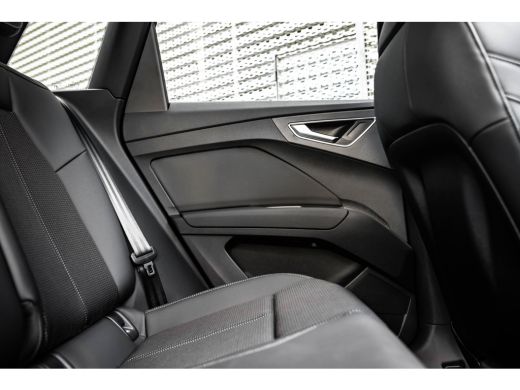 Audi Q4 e-tron S edition Competition | Achterklep, automatisch bedienbaar | Achteruitrijcamera | Adaptive cruise... ActivLease financial lease
