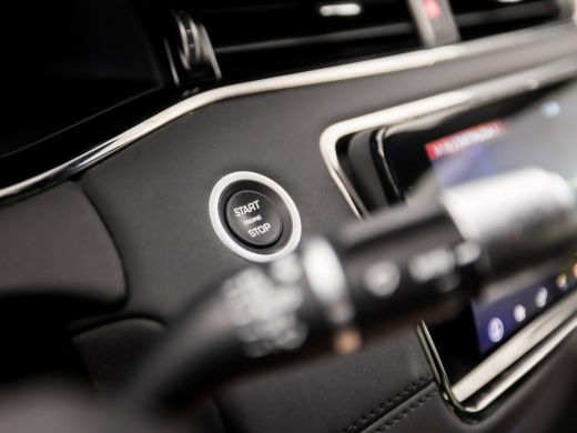 Land Rover Range Rover Evoque 2.0 P250 AWD R-Dynamic First Edition 249Pk Automaat (PANORAMADAK, APPLE CARPLAY, HEAD-UP DISPLAY,... ActivLease financial lease