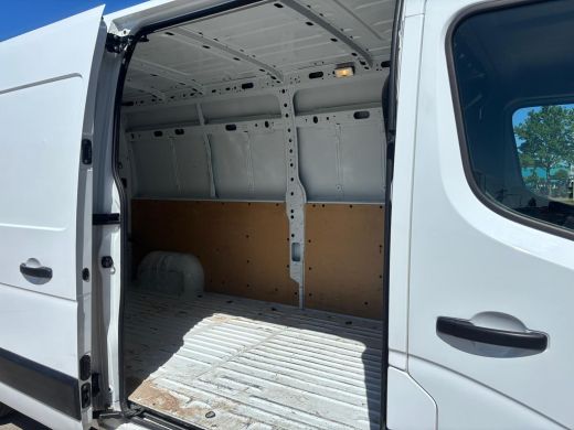 Renault Master T35 2.3 dCi L3H3 | 3 Zitplaatsen | Bluetooth | Navi | Parkeersensoren | Airco ActivLease financial lease