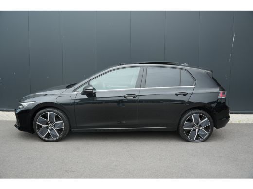 Volkswagen Golf 1.5 eHybrid Style Edition | Panoramadak | Camera | Elektrische stoel | Dodehoek Detectie | ActivLease financial lease