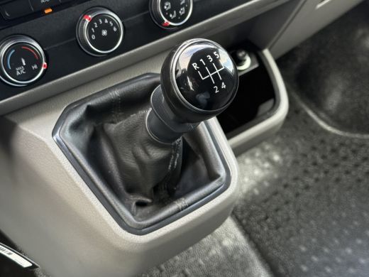 Volkswagen Transporter 2.0 TDI HIGHLINE / STARLIGHT BLUE METALLIC / L2H1 / TREKHAAK / CAMERA / CRUISE / AIRCO ActivLease financial lease